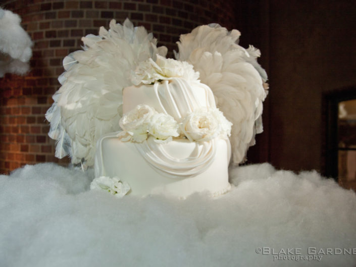 Heaven and hell, cupid, wings, winged cake, wedding cake, wedding cake design, wedding decor, wedding design, clouds, angel, ribbons, wedding cake with wings, white wedding, white wedding cake with ribbons