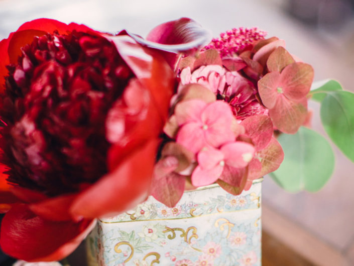 red flower, floral arrangement, vintage vase, Antique camera, floral arrangement, crystal glassware, gold chargers, antique decor, antique design, luncheon, birthday celebration, birthday decor, birthday design, tablescape, table design, crystal glassware, gold chargers, event decor