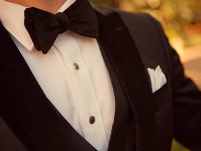 tuxedo, groom, bowtie, black and white, classic, wedding day, kristin banta events,